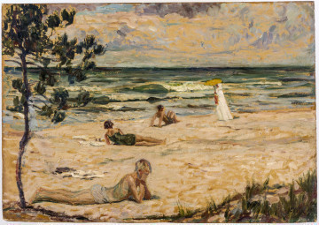 Na pierwszym planie z lewej strony drzewo o cienkim pniu i ulistnionej koronie, z prawej skrawek pokrytej trawą wydmy. Plaża z czterema postaciami. Chłopiec leżący na brzuchu, wsparty na łokciach podpiera głowę. Leżąca tyłem kobieta wsparta na łokciu. Kobieta ubrana jest w czarny kostium kąpielowy. Siedzący chłopiec wsparty na rękach. Nad brzegiem morza stoi kobieta ubrana w białą suknię. Trzyma żółtą parasolkę. W głębi morze z wyraźnie widocznymi falami o białych grzywach.