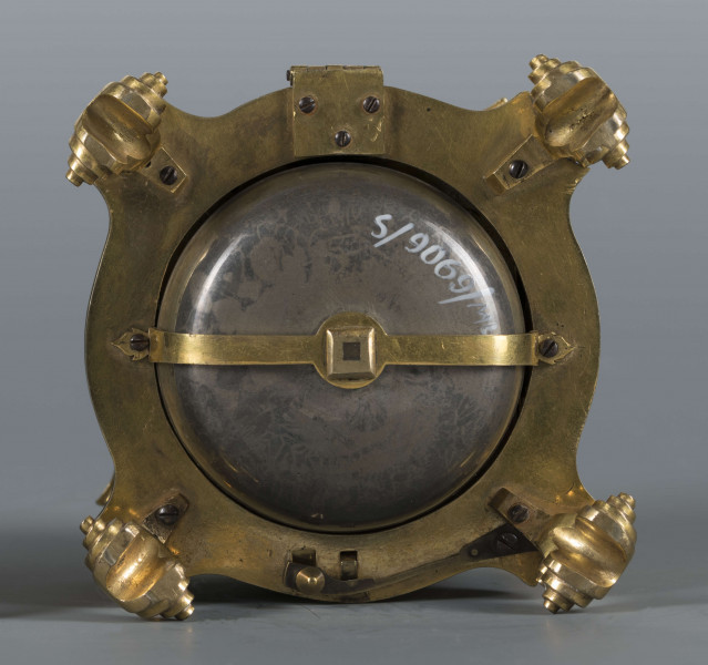 S/Mt/428/ML - Mechanizm o szkielecie płytowym, kwadratowym, łączonym balaskami. Wychwyt szpindlowy regulowany balansem włosowym; napęd sprężynowy chodu ze slimakiem wyrównawczym z funkcją bicia godzin i minut. Umieszczony w szkatule kwadratowej o falistych brzegach, na 4 nóżkach wolutowych; ścianki boczne oszklone w ozdobnie profilowanych ramkach, w narożach ornamenty muszlowo-wolutowe. W tarczy otwory naciągów przysłaniane, w narożniku wyłącznik biciawyłącznik bicia. Pierścień godzinowy srebrzony z rzymskimi oznaczeniemi godzin, arabskimi minut oraz kreskowa skala minutowa. Dwie proste wskazówki: godzinowa i minutowa. Na płycie dolnej mechanizmu obok koka, kółko regulacji chodu zegara: Avance Retard. Dwa młotki w formie muszli, dwie czasze zdwonków koncentrycznie umieszczone w klapie podstawy. 
Pośrodku tarczy dwie plakietki z dzieloną sygnaturą: 