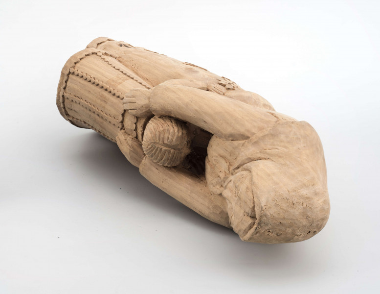 Rzeźba w drewnie lipowym, niepolichromowana, przedstawiająca postać kobiety nachylonej nad dzieckiem, stojącym przy kolanach. Kobieta w chustce na głowie zawiązanej pod brodą, o twarzy trójkątnej, dużych oczach, wąskich ustach. Ubrana w bluzkę z długimi rękawami i serdak z zaznaczoną baskinką , w długiej spódnicy pokrytej stylizowanymi wielopłatkowymi kwiatami na gałązce. U dołu biegnie pasek w formie falistej linii. Kobieta obejmuje rękami dziecko, zwrócone do niej twarzą. Dziecko z włosami sięgającymi do szyi, zaznaczonymi rowkowanymi nacięciami – uczesane z przedziałkiem  pośrodku. W długiej sukience, ozdobionej falistymi liniami poziomymi u dołu i góry, pionowymi pośrodku. 