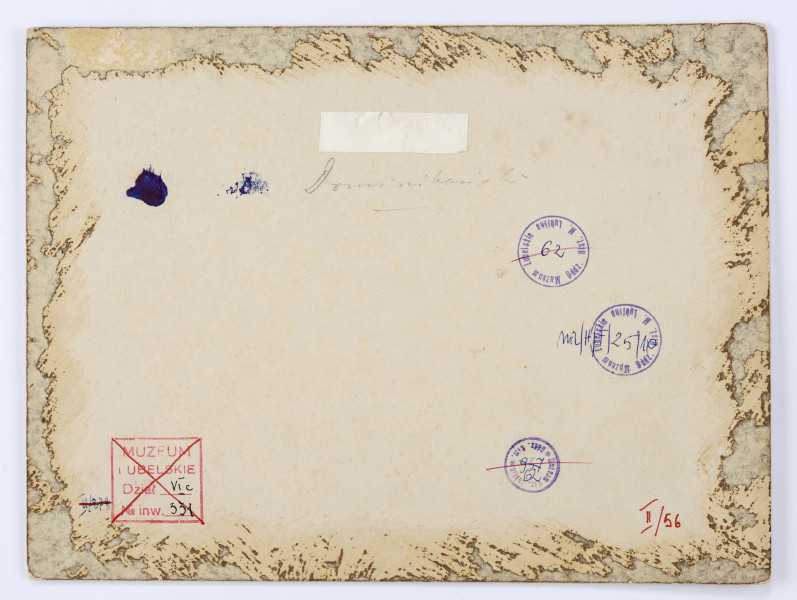 Klasztor dominikanów od strony ulicy Podwale. Po lewej stronie fotografii widoczna bryła świątyni na stromej skarpie. Ujęcie od strony ulicy Podwale na północno-wschodni narożnik Kaplicy Firlejów oraz dachy prezbiterium i nawy głównej z sygnaturką. Po prawej drewniane budynki gospodarcze ogrodzone płotami i osłonięte drzewami. Na dole porośniętej bujną zielenią skarpy grupa ludzi (dorośli i dzieci). 

Fotografia sepiowana, naklejona na tekturę, otoczona ozdobną ramką w kolorze złotym o geometryczno-roślinnych motywach. W p. d. rogu nazwisko autora fotografii w języku rosyjskim. Na rewersie odręczny napis ołówkiem. 
