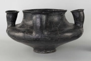 598/A/ML - naczynie kultowe (kernos) kultury pomorskiej; 
wymiary dodatkowe: 25,0 cm - średnica centralnego wylewu
opis: naczynie wazowate o czarnej, błyszczącej powierzchni, którego brzusiec został ozdobiony ornamentem złożonym z linii rytych oraz nakłuć; wokół głównego otworu posiada cztery symetrycznie rozmieszczone kielichy-rytony, które mają nieco wydęte ścianki boczne i kielichowato rozchylone na zewnątrz krawędzie otworów; rytony łączą się z głównym otworem kanalikami; 