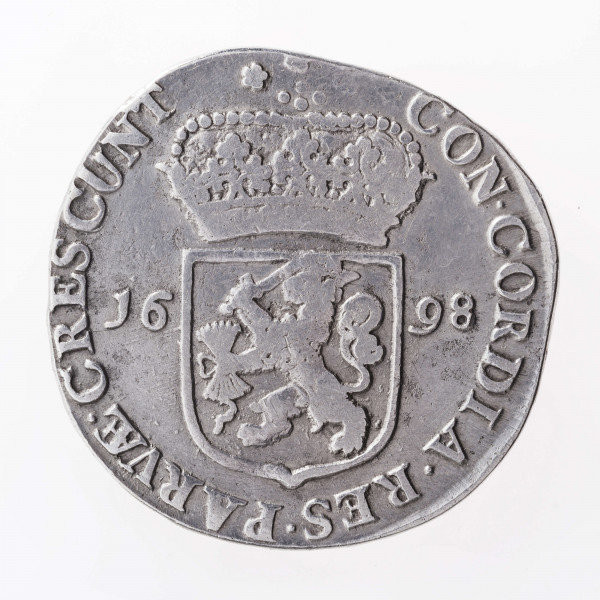 Aw. Postać rycerza w zbroi, głową zwrócona w prawo, z przyłbicą  z podniesioną zasłoną. Rycerz w prawej dłoni trzyma miecz ostrzem skierowany do góry, a w lewej na wstędze tarczę z herbem prowincji Zelandia. Legenda dookolna rozdzielona na górze wizerunkiem, poprzedzona znakiem menniczym:
MO.NO.ARG.PRO.CONFOE.BELG.COM.ZEEL
Dwie ostatnie litery w członie CONFOE oddane w formie ligatury. 

Rw. Ukoronowana tarcza z herbem Republiki Zjednoczonych Prowincji dzieląca datę 16 – 98, umieszczoną na osi poziomej. Legenda dookolna:
CON.CORDIA.RES.PARVAE.CRESCUUNT
Ostatnie dwie litery w wyrazie PARVAE oddane w formie ligatury. 