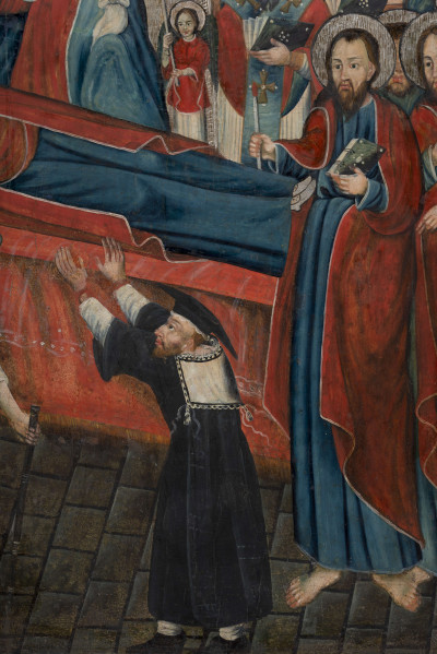 W centrum na łożu okrytym czerwoną tkaniną i przezroczystym materiałem, z głową wspartą na poduszce, leży Maryja. Ma zamknięte oczy, dłonie skrzyżowane na piersiach, ubrana jest w niebieską suknię i czerwony maforion z gwiazdkami na czole i ramionach; jej głowę otacza nimb. Za nią, w owalnej złotej mandorli zdobionej wyciskanym ornamentem przypominającym języki ognia, stoi Chrystus, opisany monogramem. Ponad mandorlą widnieje czerwonoskrzydły serafin. Chrystus spogląda na Maryję i prawą ręką ją błogosławi, a w lewej, poprzez połę płaszcza trzyma duszę Maryi ukazaną w postaci dziewczynki w białej sukience z niebieskim paskiem, z nimbem i ze złożonymi do modlitwy rękoma. Chrystus ubrany jest w czerwoną szatę spodnią i błękitny płaszcz, jego głowę otacza nimb. Towarzyszy mu dwóch aniołów, trzymających wysokie zapalone świece. Obaj ubrani są w białe szaty spodnie i czerwone tuniki, mają niebieskie skrzydła i nimby. 	
	Na pierwszym planie znajdują się postacie św. Michała Archanioła i Żyda Jefoniasza (nawiązujące do przekazów apokryficznych). Św. Michał Archanioł ubrany jest biało-złotą tunikę i pancerz z zębatymi wycięciami u dołu, w niebieskie spodnie i wysokie złotawe buty, w prawej dłoni trzyma miecz, w lewej pochwę miecza. Szczególnie ciekawy jest ubiór Jefoniasza, wyróżniający się realizmem i aktualizacją: Żyd ma na sobie czarną togę i biały talit katan (tradycyjna szata oznaczająca otoczenie Bożym światłem, znak Bożej opieki) z cicis – frędzlami na rogach. Prócz tego ma białe pończochy, czarne buty i charakterystyczny, nietypowy dla ubioru żydowskiego biret.
	Wokół Maryi zebrani są apostołowie, duchowni i tłumy wiernych. Przy jej głowie, ze świecą w prawej dłoni stoi siwowłosy św. Piotr, za nim inny apostoł ze świecą, trzymający lewą dłoń przy twarzy w geście rozpaczy. Po prawej stronie u stóp Maryi stoi apostoł ze świecą i księgą (św. P