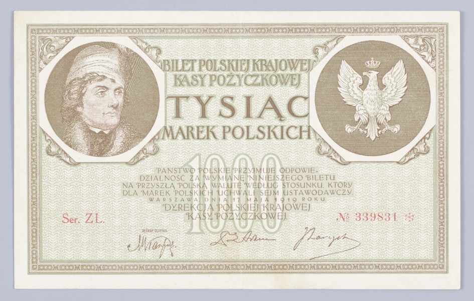 Aw. W ramce, zdobionej dookolnie powtarzalnym motywem M1000M,  w ośmiobokach z lewej wizerunek Tadeusza Kościuszki, z prawej godło państwowe. Centralnie na osi poziomo: BILET POLSKIEJ KRAJOWEJ / KASY POŻYCZKOWEJ / TYSIĄĆ / MAREK POLSKICH
Niżej na tle oznaczenia nominału: 1000 pięciowierszowa klauzula prawna o odpowiedzialności państwa polskiego za wymianę marek polskich na przyszłą walutę polską.
Niżej: DYREKCJA POSLKIEJ KRAJOWEJ / KASY POŻYCZKOWEJ
Podpisy / Ernest Adam, Józef Zarzycki
Z lewej: GŁÓWNY SKARBNIK /  podpis: Marian Karpus
Czerwona farbą od lewej oznaczenie serii i numeru: Ser. ZL. – No 339831 *
Tło w formie falistej siatki.

Rw. W owalu z liśćmi akantu napis: BILET POLSKIEJ KRAJOWEJ KASY POŻYCZKOWEJ
W dolnej części w łuku trzywierszowy napis o sankcjach karnych przewidywanych za podrabianie, fałszowanie i puszczanie w obieg podrobionych lub fałszowanych pieniędzy PKKP. Centralnie godło polskie w giloszowej ornamentalnej kompozycji. U góry i na dole po bokach oznaczenie nominału: 1000
Z prawej od góry na tle ornamentalnej kompozycji i poziomych gęsto usianych linii: TYSIĄC / MAREK POLSKICH / 1000