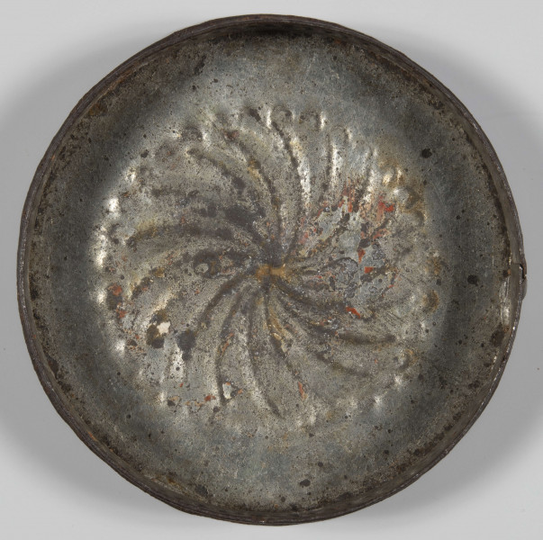 ML/H/589 - Statut cechu sitarskiego nadany mieszkańcom Biłgoraja przez Konstancję Marię z Potoka Szczuczynę, podkanclerzynę wielką litewską, dziedziczkę Biłgoraja w 1720 r. Dokument ustalający porządek rzemiosła sitarskiego na wzór spalonego przywileju. Rękopis w języku polskim z wyciśniętą pieczęcią lakową oraz przytwierdzoną do dokumentu niebieskim sznurkiem pieczęcią herbową w metalowej puszce. Podpisy: wystawcy z 20 czerwca 1720 r. (Kurów); Eustachego Potockiego z 13 marca 1747 r. (Zamek Biłgorajski); Marii z Kątskich Potockiej; Marcina Leopolda Szczuki, starosty wawelnickiego; Jana Szczuki, starosty wiekszniawskiego;  Jana Potockiego z 28 września 1779 r. (Warszawa), Stanisława Potockiego z 5 października 1786 r. (Warszawa), Serwera Setnickiego z 12 października 1803 r., Stanisława Nowakowskiego z 7 grudnia 1809 r. (Zamek Biłgorajski).