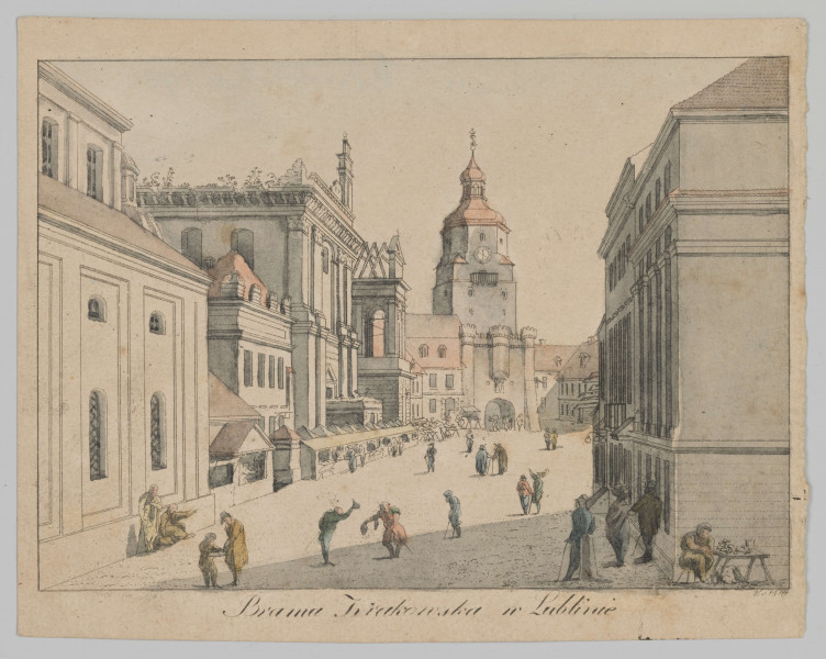 R/6896/ML - Perspektywiczny widok ul. Krakowskie Przedmieście w kierunku Bramy Krakowskiej. Sylwetka bramy w głębi na osi, dominuje nad resztą architektury. Wieża nakryta barokowym hełmem z latarnią, przed nią połowę niższe przedbramie zwieńczone trzema cylindrycznymi wieżyczkami i krenelażem, w przyziemiu półkolisty przejazd. Przy północnej (lewej) stronie ulicy mury wypalonego kościoła i klasztoru karmelitów bosych i fragment nawy bocznej przylegającego do nich kościoła św. Ducha. Przed spalonym kościołem długi ciąg kramów. Po południowej (prawej) stronie kilka kamienic Krakowskiego Przedmieścia. Przed bramą i na ulicy sylwetki przechodniów. Sciany budynków z linearnie zaznaczonymi podziałami i detalami architektonicznymi. Subtelnie wprowadzony kolor - zacienione płaszczyzny zaznaczone błękitną szarością, dachy przełamaną czerwienią. Ubrania przechodniów zaakcentowane intensywniejszymi plamami kolorów - żółcienią zielenią, czerwienią, niebieskim.

