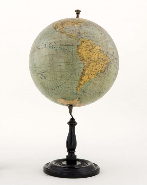 Globus bez tytułu, roku wydania i granic politycznych. Mapa litografia kolorowa; 12 segmentów i 2 koła. Treść kartograficzna nie jest bogata. Podstawowa sieć wodna i linia brzegowa kontynetów zaznaczone kolorem niebieskim. Największe góry przedstawiono za pomocą metody kreskowej (w postaci 