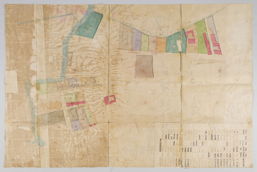 ML/H/3911 - Plan nieruchomości Adama Wojdalińskiego obejmujący tereny nad rzeką Bystrzycą przy ulicach Zamojskiej, Rusałce, Miłej oraz Wesołej w Lublinie. Rozmieszczone na planie działki ponumerowane cyframi rzymskimi i oznaczone na kolorowo. W prawym górnym rogu tabela z wartościami opisującymi poszczególne działki. Widoczne ślady wpisywanych na karcie odręcznych obliczeń oraz szkiców ołówkiem. Na dwóch działkach przy ulicy Wesołej wpisano ołówkiem nazwiska właścicieli lub dzierżawców nieruchomości (?): „Michałowski” oraz „Wyględowska”. Przy tabeli odwrócony, mało czytelny, zapis ołówkiem: 
