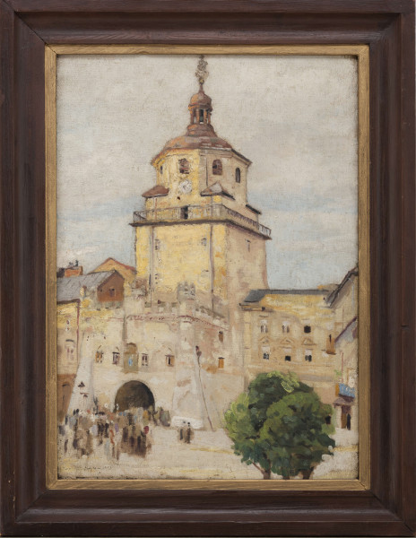 Brama Krakowska ujęta z bliska. Brama oraz przytknięte do niej budynki, z prawej w kolorze ugru. Przed Bramą z prawej strony trzy drzewa których zielone korony łączą się razem. W kierunku bramy podąża duża grupa przechodniów.