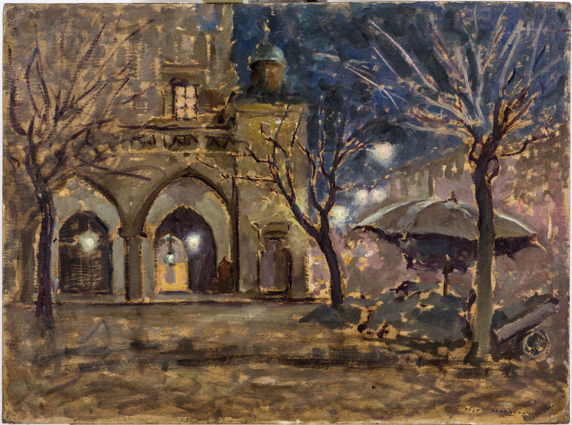 Na pierwszym planie trzy drzewa o bezlistnych gałęziach. Z prawej strony, między drzewami, stragan z parasolem i wózkiem. W tle widoczny fragment architektury krakowskich sukiennic. Widoczne dwa łuki arkad, w podcieniach jarzące się lampy gazowe. Nad jedna z arkad rozświetlone okno. Za straganem, z prawej strony, zarys kamienic pierzei rynku. Nad nimi granatowe niebo. 