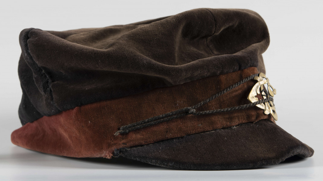 ML/MART/193 - Czapka szkolna Państwowego Gimnazjum Żeńskiego Heleny Czarnieckiej w Lublinie (rogatywka z daszkiem) z monogramem metalowym 