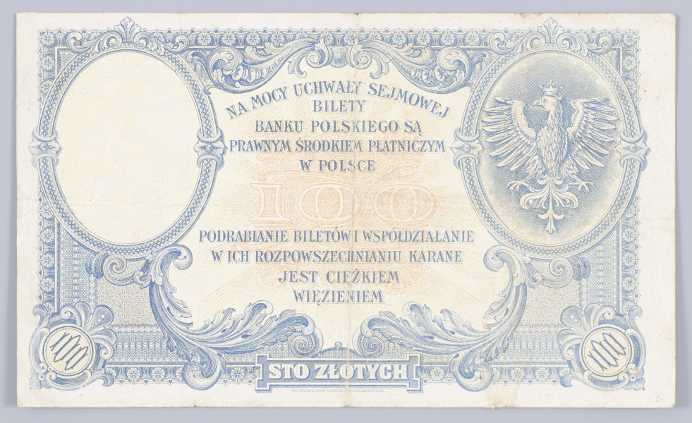 Aw. W ramce z motywem motyli i akantu centralnie od góry: BANK POLSKI / STO ZŁOTYCH / WARSZAWA / DN 28 LUTEGO 1919 ROKU / DYREKCJA BANKU POLSKIEGO / GŁÓWNY SKARBNIK
Podpisy: Stanisław Karpiński, Zygmunt Chamiec / Marian Karpus
Dwa ozdobne medaliony; w lewym wizerunek Tadeusza Kościuszki, w prawym znak wodny z podobizną wodza z profilu. Pod medalionami dwukrotnie powtórzona numeracja i oznaczenie wartości: No. / S.B. 3503968 / 100 / STO
U dołu centralnie: STO / ZŁOTYCH

Rw. W ramce zdobionej rozetkami i motywem akantu centralnie od góry w łuku: NA MOCY UCHWAŁY SEJMOWEJ, a niżej poziomo: BILETY / BANKU POLSKIEGO SĄ / PRAWNYM ŚRODKIEM PŁATNICZYM / W POLSCE
Niżej: PODRABIANIE BILETÓW I WSPÓŁDZIAŁANIE W ICH ROZPOWSZECHNIANIU KARANE / JEST CIĘŻKIM / WIĘZIENIEM
Pomiędzy klauzulami prawnymi wartość: 100
Dwa ozdobne medaliony; w lewym znak wodny z podobizną Tadeusza Kościuszki z profilu, w prawym godło państwa polskiego.
W dolnych rogach ozdobne tonda z wartością: 100 - cyfry ozdobne.
U dołu sygnatura wytwórni.