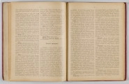 ML/H/650 - Okładka twarda, obklejona czerwonym płótnem, z wytłoczonym na złoto tytułem i ozdobami. Po lewej stronie popiersie kobiety bokiem, z wyciągniętą ręką trzymającą pędzel, poniżej kwiaty. W lewej części autor i tytuł, poniżej ozdobnik roślinny. Strona tytułowa przedstawia dwóch mężczyzn pochylonych nad mapą, w tle pejzaż wiejski z zamkiem na wzgórzu. Tytuł atlasu w wydzielonym, prostokątnym polu. Następna strona zawiera skorowidz i obiaśnienie znaków. Pierwsza z map to Mapa Ogólna Królestwa Polskiego z podziałem na gubernie i powiaty, następne to mapy powiatów. Na każdej stronie z mapą znajduja sie barwne grafiki z przedstawieniem zabytkowych budowli, typów ludowych, ruin, pejzaży. Do Atlasu dołączona luzem Mapa Guberni Lubelskiej, granice powiatu i wypełnienie błekitne.