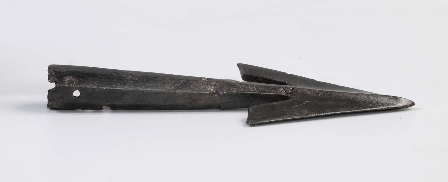 600/A/ML/10 - Grot dzirytu z mocno wyodrębnionym żeberkiem. Tuleja przy nasadzie ostrza sześcioboczna w dalszej części ośmioboczna. 