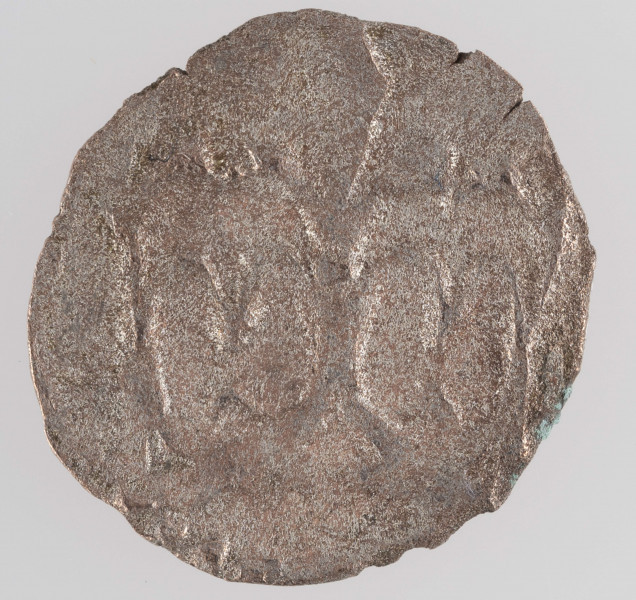 N/7605/716/ML - Aw. Korona o połączonych górnych i dolnych płatkach lilii. W dolnych polach widoczne znaki w formie trójkąta bez podstawy.

Rw. Orzeł.