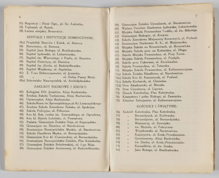 ML/H/2385 - Okładka z szarej tekturki, na czterech kartkach spis: skorowidz ulic w mieście Lublinie, ważniejsze hotele, Instytucje państwowe i miejskie, szpitale i instytucje dobroczynne, zakłady naukowe i szkoły, kościoły i świątynie, teatry.
Mapa podzielona w poziomie na pola A – N, co pionie 1 – 16. Wielobarwna, zabudowa miejska w kolorze czerwonym, cmentarze, ulice, tereny wojskowe i sportowe – białym, parki w kolorze zielonym, łąki i tereny zalewowe rzek w kolorze błękitnym, pozostałe tereny – jasny brąz.
