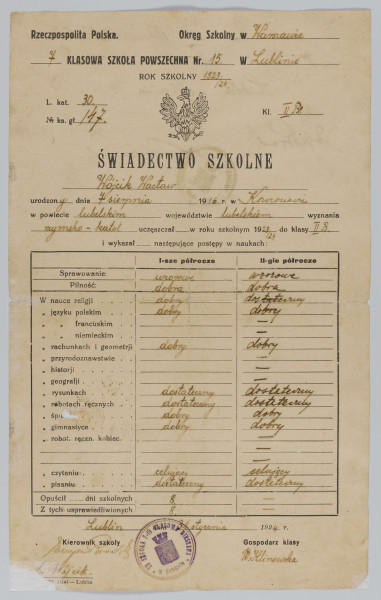 ML/H/4229 - Świadectwo szkolne 7-klasowej Szkoły Powszechnej nr 15 w Lublinie wystawione na nazwisko Wacława Wójcika, ucznia klasy II B. Dokument sporządzony z datą 31 stycznia 1924 r., opatrzony podwójną tuszową odbitką (w kolorze fioletowym) okrągłej pieczęci szkolnej z umieszczonym pośrodku herbem miasta Lublina oraz rozdzieloną indeksami nazwą szkoły na otoku. Liczba katalogowa świadectwa 30, nr księgi głównej 147. Druk dwustronny wypełniony odręcznie czarnym atramentem. W nagłówku w trzech rzędach nazwa placówki oświatowej i nadrzędnych instytucji. Pośrodku godło państwowe. Poniżej dane dotyczące ucznia, w tym data i miejsce urodzenia oraz wyznanie – 7 sierpnia 1916 r., Krzczonów, powiat lubelski, województwo lubelskie, wyznanie rzymsko-katolickie. Pod tekstem tabela ocen z zachowania i przedmiotów za I i II półrocze, liczba opuszczonych i usprawiedliwionych dni oraz podpisy Kierowników szkoły i Gospodarza klasy. W l.d. rogu nazwa drukarni. Na drugiej stronie informacja o promocji do 3 klasy oraz tabela ze skalą ocen.
