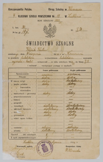 ML/H/4229 - Świadectwo szkolne 7-klasowej Szkoły Powszechnej nr 15 w Lublinie wystawione na nazwisko Wacława Wójcika, ucznia klasy II B. Dokument sporządzony z datą 31 stycznia 1924 r., opatrzony podwójną tuszową odbitką (w kolorze fioletowym) okrągłej pieczęci szkolnej z umieszczonym pośrodku herbem miasta Lublina oraz rozdzieloną indeksami nazwą szkoły na otoku. Liczba katalogowa świadectwa 30, nr księgi głównej 147. Druk dwustronny wypełniony odręcznie czarnym atramentem. W nagłówku w trzech rzędach nazwa placówki oświatowej i nadrzędnych instytucji. Pośrodku godło państwowe. Poniżej dane dotyczące ucznia, w tym data i miejsce urodzenia oraz wyznanie – 7 sierpnia 1916 r., Krzczonów, powiat lubelski, województwo lubelskie, wyznanie rzymsko-katolickie. Pod tekstem tabela ocen z zachowania i przedmiotów za I i II półrocze, liczba opuszczonych i usprawiedliwionych dni oraz podpisy Kierowników szkoły i Gospodarza klasy. W l.d. rogu nazwa drukarni. Na drugiej stronie informacja o promocji do 3 klasy oraz tabela ze skalą ocen.