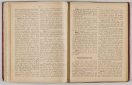 ML/H/650 - Okładka twarda, obklejona czerwonym płótnem, z wytłoczonym na złoto tytułem i ozdobami. Po lewej stronie popiersie kobiety bokiem, z wyciągniętą ręką trzymającą pędzel, poniżej kwiaty. W lewej części autor i tytuł, poniżej ozdobnik roślinny. Strona tytułowa przedstawia dwóch mężczyzn pochylonych nad mapą, w tle pejzaż wiejski z zamkiem na wzgórzu. Tytuł atlasu w wydzielonym, prostokątnym polu. Następna strona zawiera skorowidz i obiaśnienie znaków. Pierwsza z map to Mapa Ogólna Królestwa Polskiego z podziałem na gubernie i powiaty, następne to mapy powiatów. Na każdej stronie z mapą znajduja sie barwne grafiki z przedstawieniem zabytkowych budowli, typów ludowych, ruin, pejzaży. Do Atlasu dołączona luzem Mapa Guberni Lubelskiej, granice powiatu i wypełnienie błekitne.