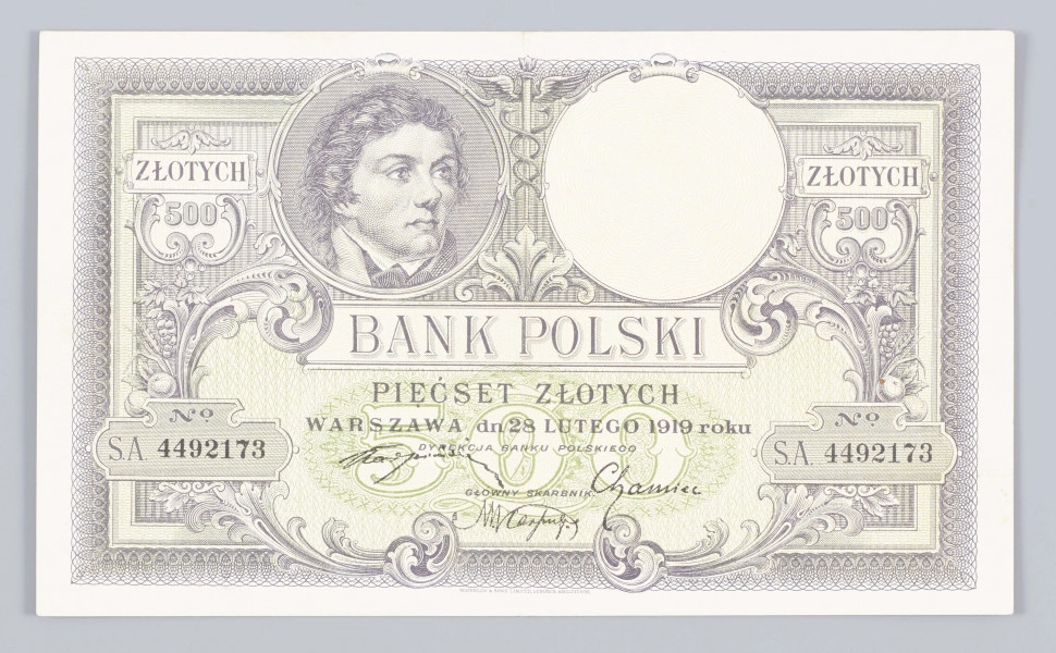 Aw. W giloszowej ramce u góry dwa ozdobne tonda rozdzielone kaduceuszem. W lewym wizerunek Tadeusza Kościuszki, w prawym znak wodny z przedstawieniem wodza z profilu. Po ich bokach na osi: ZŁOTYCH / 500 – ZŁOTYCH / 500
Niżej: BANK POSLKI / PIĘĆSET ZŁOTYCH / WARSZAWA dn 28 LUTEGO 1919 roku / DYREKCJA BANKU POLSKIEGO / GŁÓWNY SKARBNIK
Podpisy, odpowiednio: Stanisław Karpiński / Zygmunt Chamiec / Marian Karpus
U dołu po bokach powtórzona numeracja: No. / S.A. 4492173
Pod ramką u dołu sygnatura wytwórni.

Rw. W giloszowej ramce dekoracja z motywami akantu i roślinnych płodów. U góry dwa tonda; w lewym znak wodny z wizerunkiem Tadeusza Kościuszki z profilu, w prawym godło państwa polskiego. Niżej w łuku klauzula: NA MOCY UCHWAŁY SEJMOWEJ BILETY BANKU / POLSKIEGO SĄ PRAWNYM ŚRODKIEM PŁATNICZYM / W POLSCE
oraz poziomo sankcja karna: PODRABIANIE BILETÓW I WSPÓŁDZIAŁANIE W / ICH ROZPOWSZECHNIANIU KARANE JEST / CIĘŻKIM WIĘZIENIEM
Pomiędzy formułami wartość 500, powtórzona dwukrotnie na osi po bokach oraz słownie na w ramce na dole.
W lewym dolnym rogu odręcznie długopisem nadpisany numer księgi wpływu: Ew.1394


