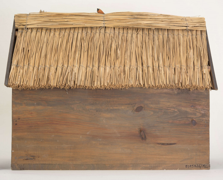 Szopka kolędnicza. Dach dwuspadowy. Na poszyciu dachu figurki trzech drewnianych kolorowych ptaszków. W szopce znajduje się 9 figurek drewnianych przedstawiających postaci ludzkie i żłóbek oraz figurki: osła, wołu i baranka. Pośrodku szopki stoi żłóbek z Dzieciątkiem, po lewej stronie postać Matki Boskiej (wys. 22 cm), po prawej – postać św. Józefa (wys. 22 cm). Za żłóbkiem z tyłu postać Anioła (wys. 21 cm). Przed żłóbkiem figurka przedstawiająca baranka. Z lewej strony wzdłuż ściany figurki trzech króli. Pierwszy król (wys. 16 cm) – murzyn, trzyma w rękach złotą kulę, drugi (wys. 21,5 cm) – złoty domek, trzeci (wys. 22 cm) – złotą księgę. Z prawej strony wzdłuż ściany znajdują się: mężczyzna (wys. 23 cm) w lewej ręce trzymający laskę, a w prawej worek, kobieta (wys. 21 cm) z kurą w rękach oraz – pomiędzy figurkami wołu i osiołka, postać mężczyzny grającego na trąbce. 
Figurki z drewna lipowego, polichromowane.