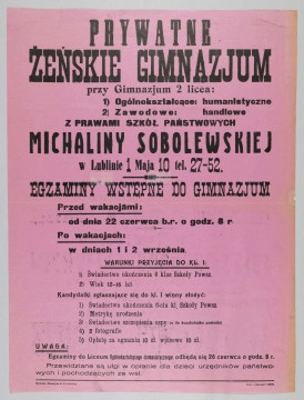 ML/H/353 - Afisz Prywatnego Żeńskiego Gimnazjum Michaliny Sobolewskiej w Lublinie informujący o egzaminach wstępnych rozpoczynających się od 22 czerwca oraz w terminach powakacyjnych 1-2 września 1939 r. Druk jednostronny na karcie papieru w kolorze różowym. Czcionka różnego kroku i wielkości; litery w kolorze czarnym. Rozmieszczenie treści w układzie pionowym. W nagłówku nazwa szkoły wraz z danymi teleadresowymi oraz informacja o działających przy placówce oświatowej dwóch liceach – ogólnokształcącym (o profilu humanistycznym) i zawodowym (o profilu handlowym) z prawami szkół państwowych. Poniżej kryteria przyjęcia kandydatek. W uwagach dokładna data dzienna i godzinowa jednego z egzaminów oraz wiadomość o ulgach w czesnym dla dzieci urzędników i pochodzących ze wsi. W l.d. rogu skrócona nazwa szkoły jako wydawcy. W p.d. rogu nazwa drukarni. Na rewersie prostokątna pieczęć tuszowa (odbitka kolorze fioletowym) Prokuratury Sądu Okręgowego w Lublinie z datą 9 czerwca 1939 r. (prawdopodobnie dopuszczenia do druku), potwierdzoną odręcznie wzdłuż lewej krawędzi.