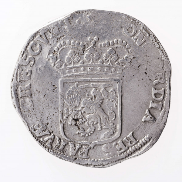 Aw. Postać rycerza w zbroi, głową zwrócona w prawo, z przyłbicą  z podniesioną zasłoną. Rycerz w prawej dłoni trzyma miecz ostrzem skierowany do góry, a w lewej na wstędze tarczę z herbem prowincji Utrecht. Postać dzieli datę: 16 – 93; umieszczoną na osi poziomej. Legenda dookolna rozdzielona na górze i na dole wizerunkiem:
MO.NO.ARG.PRO.CON – FOE.BELG TRA
Dwie ostatnie litery w członie CONFOE oddane w formie ligatury. Przy obrzeżu pojedynczy otok ząbkowany.

Rw. Ukoronowana tarcza z herbem Republiki Zjednoczonych Prowincji. Legenda dookolna:
CONCORDIA RES PARAE CRESCVNT.
Ostatnie dwie litery w wyrazie PARVAE oddane w formie ligatury. Przy obrzeżu pojedynczy otok perełkowy.