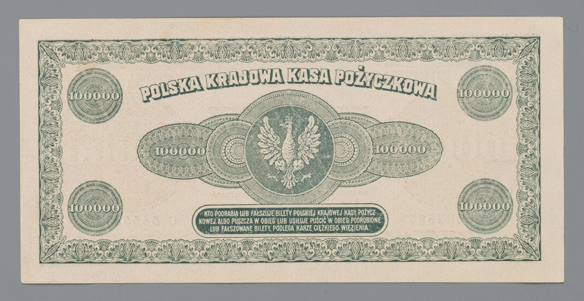 N/Bn/1659/ML - Aw. W perełkowej ramce ornamentyka kotarowa. Z lewej i prawej w giloszowych nakładających się okręgach: 100000
Niżej numer i seria: C 5855878 – C 5855878
Od góry centralnie na osi: POLSKA KRAJOWA KASA POŻYCZKOWA / STO TYSIĘCY / MAREK POLSKICH / PAŃSTWO POSLKIE BIERZE NA SIEBIE ODPOWIEDZIALNOŚĆ / ZA WYMIANĘ NIENIEJSZEGO BILETU NA PRZYSZŁĄ WALUTĘ / POLSKĄ WEDŁUG STOSUNKU, KTÓRY DLA MAREK POSLKICH / UCHWALĄ WŁADZE USTAWODAWCZE / WARSZAWA, DNIA 30. SIERPNIA 1923 ROKU / DYREKCJA POLSKIEJ KRAJOWEJ KASY POŻYCZKOWEJ
Podpisy: Karol Rybiński, Witold Mokrzycki
Niżej: DYREKTOR SKARBCA / EMISYJNEGO - Marian Karpus

Rw. Ramka  w pawie ogony. W rogach giloszowe rozety z oznaczeniem nominału: 100000
W polu centralnym giloszowa banderola z elips i owali, z godłem państwowym w środku i oznaczeniem wartości po bokach: 100000 – 100000
U góry w łuku: POLSKA KRAJOWA KASA POŻYCZKOWA
U dołu trzywierszowa sankcja karna za podrabianie, fałszowanie i puszczenie w obieg podrobionych bądź fałszowanych biletów PKKP.