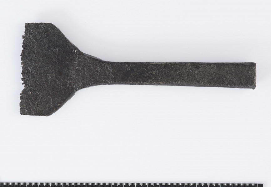 Ciosło wykonane z żelaznej sztaby, w przekroju prostokątnej; krawędzie rękojeści lekko ścięte; ostrze rozklepane na płasko, szerokie o łopatkowatym kształcie, zakończone ostro
wymiary dodatkowe: 1,8 x 2,0 cm (maks. wymiary przekroju)