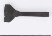 Ciosło wykonane z żelaznej sztaby, w przekroju prostokątnej; krawędzie rękojeści lekko ścięte; ostrze rozklepane na płasko, szerokie o łopatkowatym kształcie, zakończone ostro
wymiary dodatkowe: 1,8 x 2,0 cm (maks. wymiary przekroju)