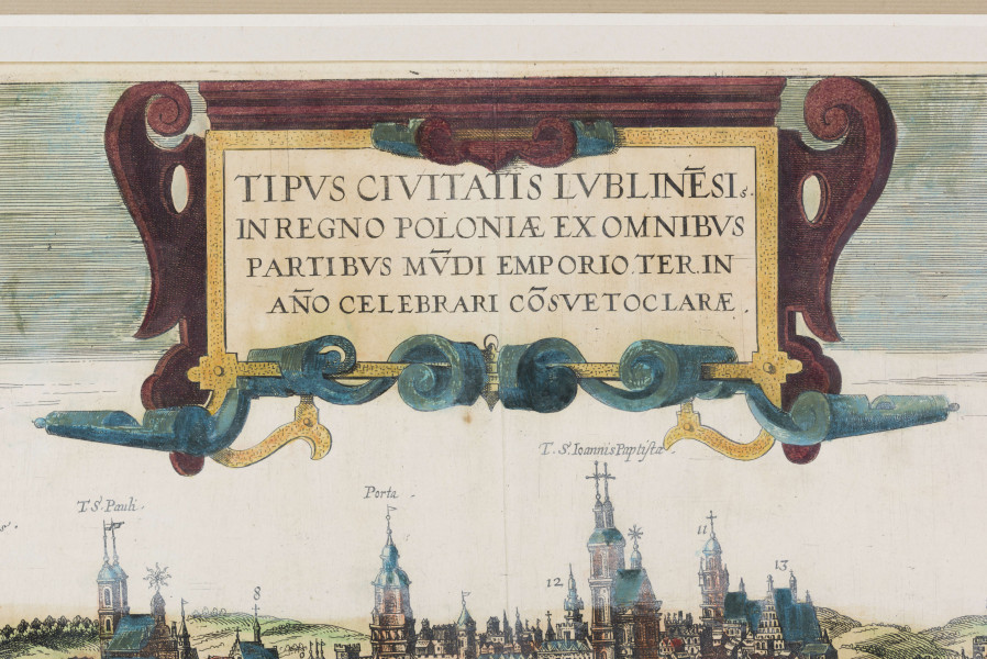 Widok Lublina opatrzony kartuszem herbowym i legendą. Miasto w szerokim, panoramicznym ujęciu obejmującym przedmieścia: Wieniawę i Tatary. Widok ukazuje charakterystyczne dla Lublina budowle min.- w centrum Kościół jezuitów, za nim wzgórze staromiejskie z Bramami Krakowską i Grodzką, kościoły św. Michała i Dominikanów, zespół zabudowań zamkowych z basztą i kaplicą św. Trójcy. Po lewej widoczne sylwetki kościołów Panny  Marii, Nawrócenia, św. Pawła i św. Ducha. Budowle opatrzone łacińskimi podpisami lub cyframi mającymi odnośniki w legendzie. U góry, na osi kartusz tytułowy z napisem: TIPUS CIVITATIS LUBLINE[N]SIS. / IN REGNO POLONIAE EX OMNIBUS / PARTIBUS MU[N]DI EMPORIO. TER. IN. /ANNO CELEBRARI COSUETOCLARAE. (Widok miasta Lublina w Królestwie Polskim, sławnego w całym swiecie trzy razy na rok odbywającemi się jarmarkami) Po lewej godło Polski, po prawej herb Lublina. Nad dolną krawędzią pas zawierający legendę rozbitą na 4 pola w ozdobnych obramieniach. Przedstawienie prowadzone precyzyjną, cienką kreską, podkolorowane.