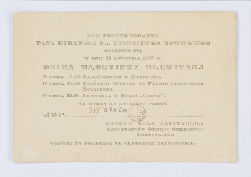 Rękopis Józefa Czechowicza, tekst zapisany czarnym ołówkiem na odwrocie kartonika (wym. 10 x 15 cm), na którym po stronie recto znajduje się drukowany formularz zaproszenia na 