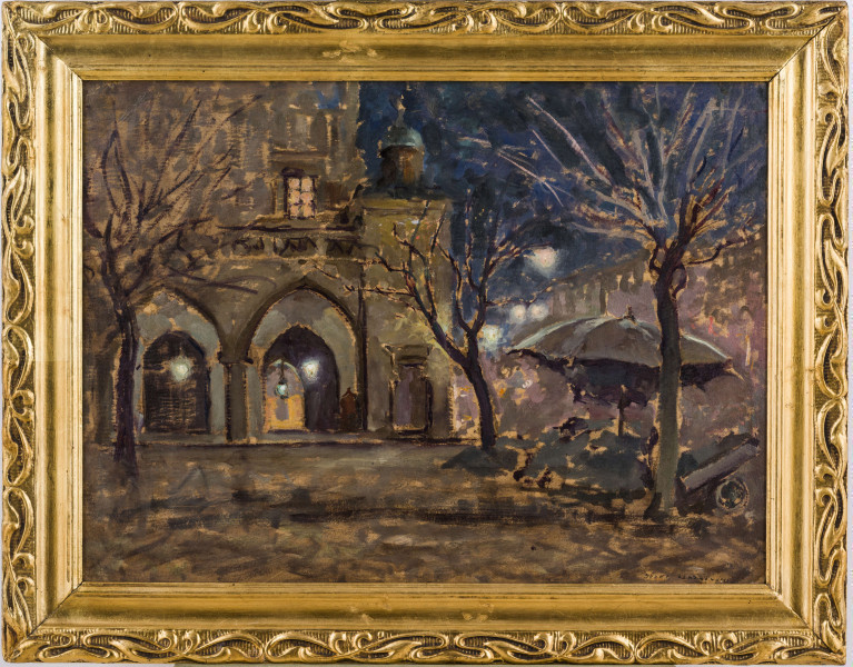 Na pierwszym planie trzy drzewa o bezlistnych gałęziach. Z prawej strony, między drzewami, stragan z parasolem i wózkiem. W tle widoczny fragment architektury krakowskich sukiennic. Widoczne dwa łuki arkad, w podcieniach jarzące się lampy gazowe. Nad jedna z arkad rozświetlone okno. Za straganem, z prawej strony, zarys kamienic pierzei rynku. Nad nimi granatowe niebo. 