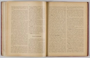 ML/H/650 - Okładka twarda, obklejona czerwonym płótnem, z wytłoczonym na złoto tytułem i ozdobami. Po lewej stronie popiersie kobiety bokiem, z wyciągniętą ręką trzymającą pędzel, poniżej kwiaty. W lewej części autor i tytuł, poniżej ozdobnik roślinny. Strona tytułowa przedstawia dwóch mężczyzn pochylonych nad mapą, w tle pejzaż wiejski z zamkiem na wzgórzu. Tytuł atlasu w wydzielonym, prostokątnym polu. Następna strona zawiera skorowidz i obiaśnienie znaków. Pierwsza z map to Mapa Ogólna Królestwa Polskiego z podziałem na gubernie i powiaty, następne to mapy powiatów. Na każdej stronie z mapą znajduja sie barwne grafiki z przedstawieniem zabytkowych budowli, typów ludowych, ruin, pejzaży. Do Atlasu dołączona luzem Mapa Guberni Lubelskiej, granice powiatu i wypełnienie błekitne.