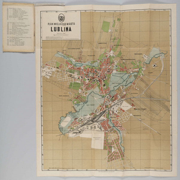 ML/H/2385 - Okładka z szarej tekturki, na czterech kartkach spis: skorowidz ulic w mieście Lublinie, ważniejsze hotele, Instytucje państwowe i miejskie, szpitale i instytucje dobroczynne, zakłady naukowe i szkoły, kościoły i świątynie, teatry.
Mapa podzielona w poziomie na pola A – N, co pionie 1 – 16. Wielobarwna, zabudowa miejska w kolorze czerwonym, cmentarze, ulice, tereny wojskowe i sportowe – białym, parki w kolorze zielonym, łąki i tereny zalewowe rzek w kolorze błękitnym, pozostałe tereny – jasny brąz.
