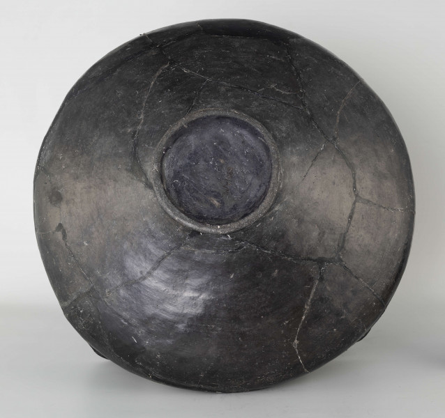 598/A/ML - naczynie kultowe (kernos) kultury pomorskiej; 
wymiary dodatkowe: 25,0 cm - średnica centralnego wylewu
opis: naczynie wazowate o czarnej, błyszczącej powierzchni, którego brzusiec został ozdobiony ornamentem złożonym z linii rytych oraz nakłuć; wokół głównego otworu posiada cztery symetrycznie rozmieszczone kielichy-rytony, które mają nieco wydęte ścianki boczne i kielichowato rozchylone na zewnątrz krawędzie otworów; rytony łączą się z głównym otworem kanalikami; 