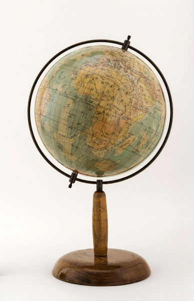 Pierwszy polski powojenny globus Ziemi. Kula tekturowa, globus wyposażony w 360 stopniowe koło południka, postument drewniany.
Mapa fizyczna w skali 1:40 mkn. W treści fizycznej różni się od globusów romerowskich głównie cięciem poziomic i kolorystyką. Dla rozgraniczenia nizin i wyżyn przyjęto poziomicę 200 m, a następnie 500, 1000, 2000, 4000 i 6000. Poziomice 4000 i 6000 oraz izobata 6000 m są właściwe tylko dla tego globusa. Najwyższe obszary kontynentów pokazują odcienie dwóch kolorów: żółtego (0-500 m) i różowego (1000-4000 m), toteż globus ma swoistą barwę o charakterystycznym odcieniu zieleni (właściwą tylko dla depresji). Treść globusa nie jest zbyt bogata, ogranicza się do największych rzek (w Polsce: Wisła i Odra), kanałów, jezior, obszarów bagiennych i pustynnych oraz stalic i - w zależnościn od wolnej przestrzeni - ważniejszych miast (w Polsce: Warszawa i Kraków). Nie ma granic politycznych. Na oceanach uwzględniono prądy morskie, oznaczone czarnymi liniami i nazwami.