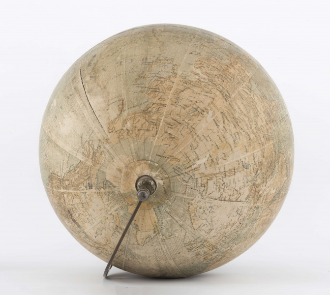 Kula tekturowa, oklejona mapą złożoną z 12 segmentów (każdy po 30 stopni) i 2 kół, postument drwniany, toczony, obrotowy, ozdobny, południk metalowy, 180-stopniowy, skalowany co 1 stopień.
Lądy - rzeki zaznaczono na ciemnoniebiesko, niebieskie jeziora zakreskowano na granatowo. Góry i pustynie również zaznaczono szrafem. Na mapie znalazły się też miasta. Lądy mają jednolity jasnobeżowy kolor, oprócz białej Antarktydy.
Morza - wyeksponowano tu nazwy oceanów. Wyraźnie widoczne są również prądy morskie. Zaznaczono je dużą liczbą równoległych strzałek zróżnicowanych kolorystycznie (zimne prądy - barwa niebieska, ciepłe - czerwona). Naniesiono także wyspy i duże zatoki. Wody mają jasnoniebieski kolor.
Siatkę geograficzną poprowadzono co 10 stopni, równik i południk 