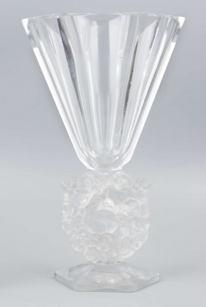 S/CS/1681/ML - Wazon w formie kielicha ze szkła bezbarwnego grubościennego; na sześciobocznej fasetowanej podstawie, trzon zdobiony plastycznie i matowiony w formie owalnego wieńca, wewnątrz którego siedzą dwa ptaszki - kolibry; czara koniczna fasetowana sześciobocznie z płaską krawędzią.
 