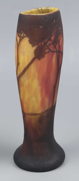 S/CS/1407/ML - Wazon o opływowym kształacie; stopa ciemnobrązowa, pogrubiona, kolista, korpus owoidalny, przewężony u dołu, dwustronnie spłaszczony. Szkło bezbarwne, powlekane, trawione, matowane i barwione pudrem szklanym, kolory: odcienie czerwieni, żółcieni i brązu. Pokryty dekoracją reliefową: krajobraz z rzeką i łódkami, na pierwszym planie wysokie drzewa, których splątane korony otaczają wylew, na stopie drobna roślinność.
W dolnej części pośród dekoracji wypukła trawiona sygnatura o dekoracyjnej formie: 
- Daum / Nancy - umieszczone jedno nad drugim i krzyż Lotryngii utworzony z linii przebiegającej przez pierwsze litery