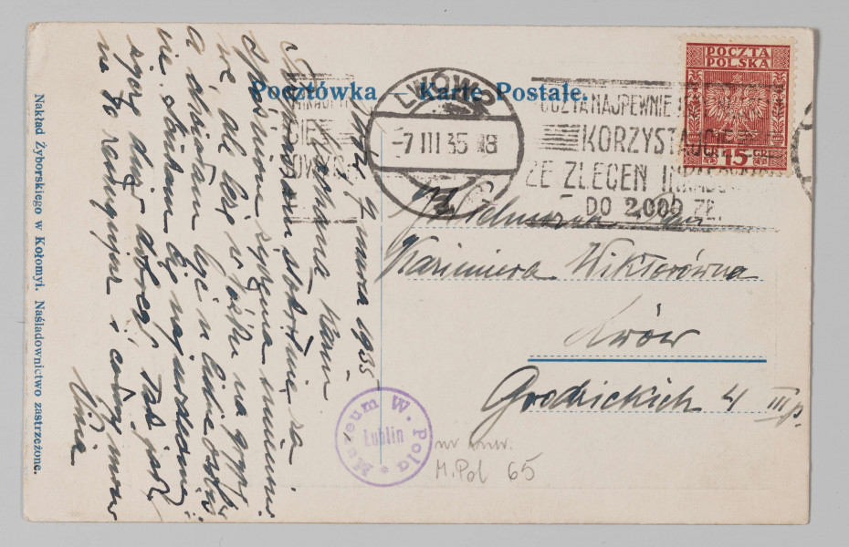 MPol/65/ML - Pocztówka przedstawia wycieczkę Wincentego Pola ze studentami Uniwersytetu Jagiellońskiego do Doliny Kośiceliskiej i stawianie tam drewnianego krzyża. Pocztówka ma kolor niebieski. Na pierwszym planie zarysowane sylwetki ludzkie, po lewej ludzie skupieni wokół jeszcze poziomo leżącego krzyża, w tle wysokie góry (Tatry). Wzdłuż krótszej krawędzi pocztówki, pionowo w trzech liniach wydrukowany podpis: Wycieczka Wincentego Pola z akademikami w roku 1852 i stawianie krzyża w Kościeliskiej dolinie z napisem 