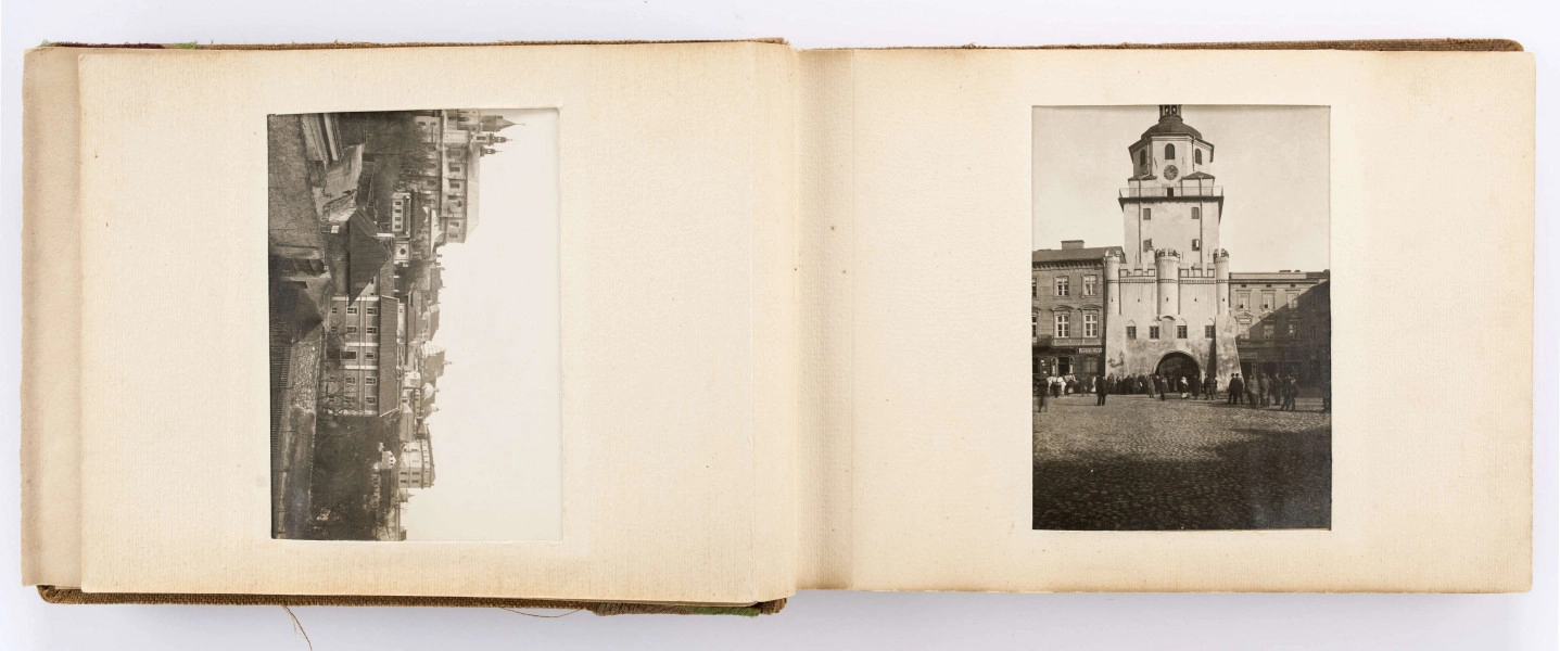 Album pamiątkowy maturzystów Gimnazjum im. Stanisława Staszica w Lublinie z 1915 r. Oprawiony w twardą płócienną oprawę. Na okładce ułożony ukośnie pas brązowo-zielonej tkaniny. W l. g. rogu wytłoczona data „1915”. Wewnątrz 12 usztywnionych kart. Dwustronnie zamieszczone w wyciętych passepartout fotografie. Na pierwszych 5 stronach w okienkach (9,5 x 13,5 cm) wsunięte czarnobiałe fotografie: widok ogólny Lublina, panorama Starego Miasta, Brama Krakowska, pomnik Unii Lubelskiej oraz portret dyrektora Gracjana Chmielewskiego. Na kolejnych kartach rozmieszczone po dwa lekko przechylone okienka (8,2 x 6,1 cm). W nie wsunięte portrety nauczycieli oraz maturzystów. Niektóre wizerunki podpisane ołówkiem. Na końcu podkolorowana pocztówka z gmachem Szkoły Staszica przy ul. Bernardyńskiej 12. 
Wśród rozpoznanych osób: 
a) z grona pedagogicznego: Badyoczek Ignacy; Borkowski Julian, Franczowski (imię nieznane), Gawryłowski (imię nieznane), Grafczyński Tadeusz, ks. Gostyński Kazimierz, Le Brun René Le Brun, Mordeljew (imię nieznane), Remiszewski Antoni, Rumel Cezary, Skawiński (imię nieznane), Wejss Aleksander (?), Wiercieński Krystyn
b) z absolwentów: Biczyński Jan, Boski Jerzy, Brzozowski (imię nieznane), Danowski (imię nieznane), Gajewski Włodzimierz, Grabowski vel Szczerba Aleksander, Knolko (imię nieznane), Kobiałko (imię nieznane), Lewiński (imię nieznane), Olszewski (imię nieznane), Phunhausco (imię nieznane), Pruski T., Pruski Włodzimierz, Waśniewski (imię nieznane), Wąsowski (imię nieznane), Wójtowicz Stanisław, Zaręba (imię nieznane) oraz dwie osoby niezidentyfikowane.
