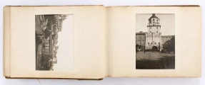 Album pamiątkowy maturzystów Gimnazjum im. Stanisława Staszica w Lublinie z 1915 r. Oprawiony w twardą płócienną oprawę. Na okładce ułożony ukośnie pas brązowo-zielonej tkaniny. W l. g. rogu wytłoczona data „1915”. Wewnątrz 12 usztywnionych kart. Dwustronnie zamieszczone w wyciętych passepartout fotografie. Na pierwszych 5 stronach w okienkach (9,5 x 13,5 cm) wsunięte czarnobiałe fotografie: widok ogólny Lublina, panorama Starego Miasta, Brama Krakowska, pomnik Unii Lubelskiej oraz portret dyrektora Gracjana Chmielewskiego. Na kolejnych kartach rozmieszczone po dwa lekko przechylone okienka (8,2 x 6,1 cm). W nie wsunięte portrety nauczycieli oraz maturzystów. Niektóre wizerunki podpisane ołówkiem. Na końcu podkolorowana pocztówka z gmachem Szkoły Staszica przy ul. Bernardyńskiej 12. 
Wśród rozpoznanych osób: 
a) z grona pedagogicznego: Badyoczek Ignacy; Borkowski Julian, Franczowski (imię nieznane), Gawryłowski (imię nieznane), Grafczyński Tadeusz, ks. Gostyński Kazimierz, Le Brun René Le Brun, Mordeljew (imię nieznane), Remiszewski Antoni, Rumel Cezary, Skawiński (imię nieznane), Wejss Aleksander (?), Wiercieński Krystyn
b) z absolwentów: Biczyński Jan, Boski Jerzy, Brzozowski (imię nieznane), Danowski (imię nieznane), Gajewski Włodzimierz, Grabowski vel Szczerba Aleksander, Knolko (imię nieznane), Kobiałko (imię nieznane), Lewiński (imię nieznane), Olszewski (imię nieznane), Phunhausco (imię nieznane), Pruski T., Pruski Włodzimierz, Waśniewski (imię nieznane), Wąsowski (imię nieznane), Wójtowicz Stanisław, Zaręba (imię nieznane) oraz dwie osoby niezidentyfikowane.
