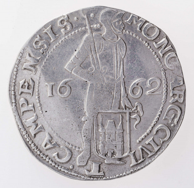 Aw. W nieliniowym otoku rycerz w profilu w prawo z uniesioną przyłbicą, w zbroi. Postać w prawej ręce trzyma miecz, wsparty na ramieniu i skierowany do góry, a lewą ręką przytrzymuje tarczę z herbem miasta Kampen. Przedstawienie rozdziela datę: 16 – 62; umieszczoną na osi poziomej. Postać wychodzi poza otok i rozdziela legendę u góry i na dole:
MO.NO.ARG.CIVI – T – .CAMPENSIS. – .
Przy obrzeżu pojedynczy otok perełkowy.

Rw. W tondzie ujętym pojedynczym otokiem perełkowym ukoronowana tarcza z herbem Zjednoczonych Prowincji Niderlandów. Legenda otokowa spięta na górze znakiem menniczym:
CONCORDIA:RES:PARVAE:CRESCVNT
Przy obrzeżu pojedynczy otok perełkowy.
