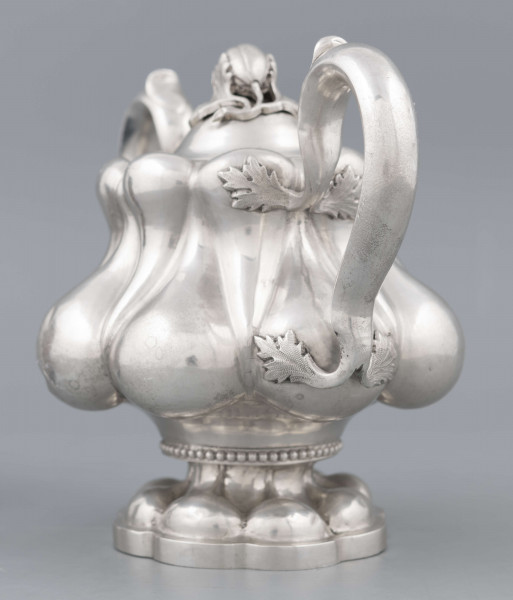 S/Mt/392/ML - Stopa ośmiolistna z ośmioma wydatnymi puklami; trzon krótki zdobiony rzedem perełek; korpus gruszkowaty pokryty dwoma rzędami pukli w formie kropel - większe na dole, mniejsze u góry; po bokach dwa ucha w formie litery 