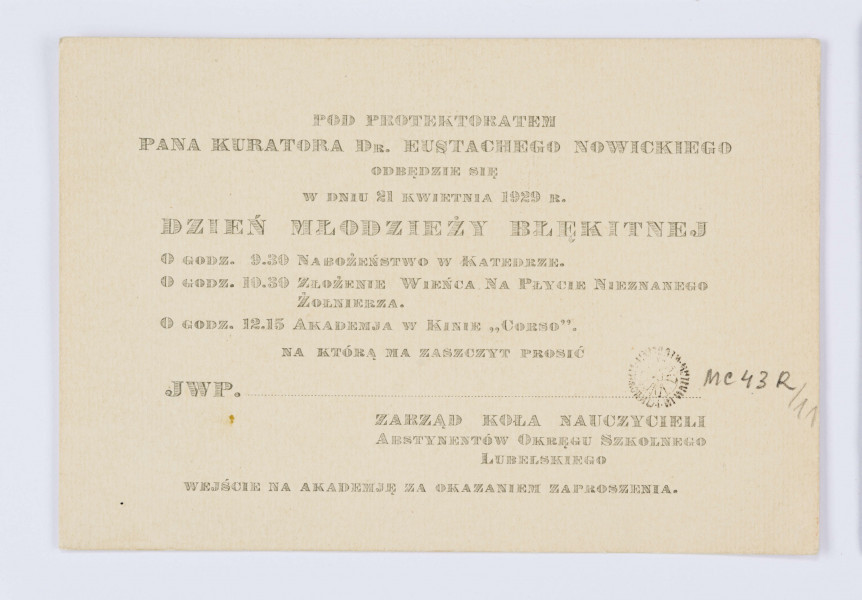 Rękopis Józefa Czechowicza, tekst zapisany czarnym ołówkiem na odwrocie kartonika (wym. 10 x 15 cm), na którym po stronie recto znajduje się drukowany formularz zaproszenia na 