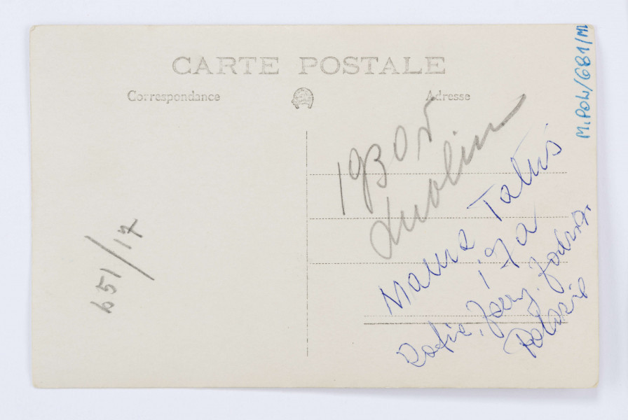 Fotografia przedstawia idących ulicą Jerzego Pola z żoną Zofią i córką Jadwigą. Mężczyzna w płaszczu wojskowym i czapce trzyma pod rękę kobietę, ubraną w długi czarny płaszcz z futerkowym kołnierzem oraz ciemne nakrycie głowy. W prawej ręce kobieta trzyma małą torebkę. Obok Zofii idzie Jadwiga ubrana w ciemny płaszcz wykończony futekiemm. Na głowie ma czarny kapelusz z małym rondem. W tle widoczni przechodnie oraz fasady kamienic. Fotografia obwiedziona białą ramką.