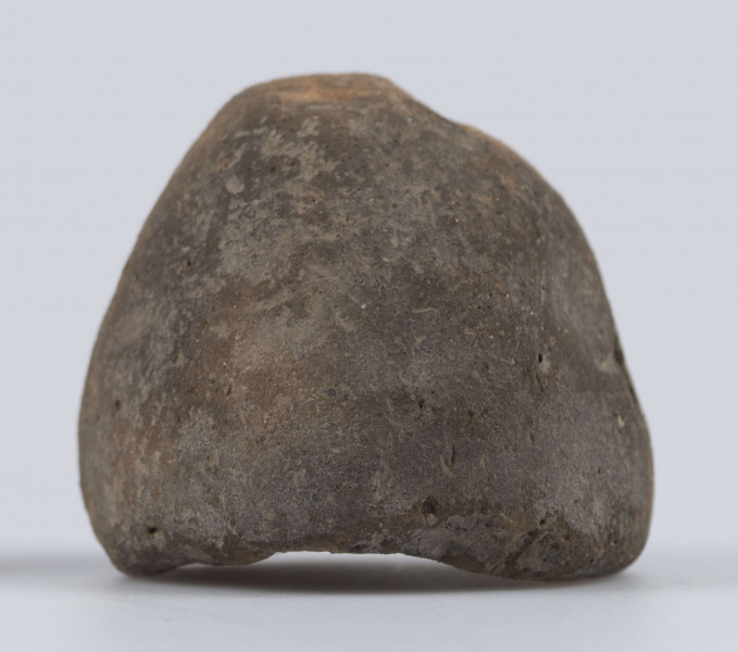 467/A/ML/1 - Naczynko miniaturowe, najprawdopobniej pełniące funkcję tygielka. Kształt półokragły, nieznacznie zwężający się ku wylewowi. Krawędź nierówna, płaska, łagodnie profilowana. Domieszka drobnoziarnista. 