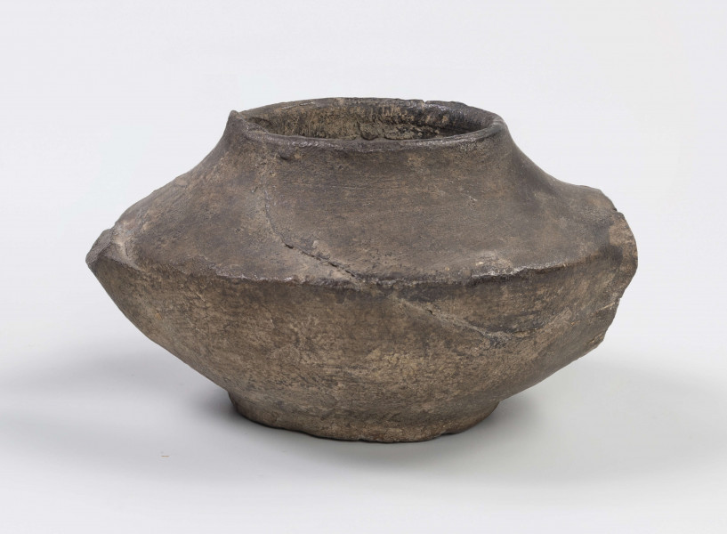 720/A/ML/1 - Lampka oliwna z utłuczonym uszkiem i dziubkiem na płomień; ostro profilowana z dużym otworem do wlewania oliwy zakończonym niewielką cylindryczną szyjką; dno lekko wklęsłe, wyodrębnione niewielka stopką; lampka tzw. a szuf - palona na tłuszcz zwierzęcy - Fibellampen; popularny typ całego świata antycznego
wymiary dodatkowe: 3,7 cm (śr. dna)