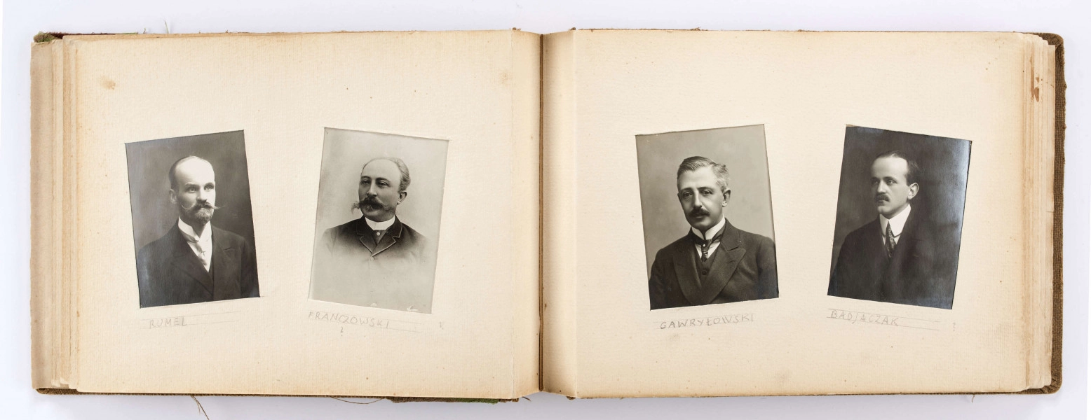 Album pamiątkowy maturzystów Gimnazjum im. Stanisława Staszica w Lublinie z 1915 r. Oprawiony w twardą płócienną oprawę. Na okładce ułożony ukośnie pas brązowo-zielonej tkaniny. W l. g. rogu wytłoczona data „1915”. Wewnątrz 12 usztywnionych kart. Dwustronnie zamieszczone w wyciętych passepartout fotografie. Na pierwszych 5 stronach w okienkach (9,5 x 13,5 cm) wsunięte czarnobiałe fotografie: widok ogólny Lublina, panorama Starego Miasta, Brama Krakowska, pomnik Unii Lubelskiej oraz portret dyrektora Gracjana Chmielewskiego. Na kolejnych kartach rozmieszczone po dwa lekko przechylone okienka (8,2 x 6,1 cm). W nie wsunięte portrety nauczycieli oraz maturzystów. Niektóre wizerunki podpisane ołówkiem. Na końcu podkolorowana pocztówka z gmachem Szkoły Staszica przy ul. Bernardyńskiej 12. 
Wśród rozpoznanych osób: 
a) z grona pedagogicznego: Badyoczek Ignacy; Borkowski Julian, Franczowski (imię nieznane), Gawryłowski (imię nieznane), Grafczyński Tadeusz, ks. Gostyński Kazimierz, Le Brun René Le Brun, Mordeljew (imię nieznane), Remiszewski Antoni, Rumel Cezary, Skawiński (imię nieznane), Wejss Aleksander (?), Wiercieński Krystyn
b) z absolwentów: Biczyński Jan, Boski Jerzy, Brzozowski (imię nieznane), Danowski (imię nieznane), Gajewski Włodzimierz, Grabowski vel Szczerba Aleksander, Knolko (imię nieznane), Kobiałko (imię nieznane), Lewiński (imię nieznane), Olszewski (imię nieznane), Phunhausco (imię nieznane), Pruski T., Pruski Włodzimierz, Waśniewski (imię nieznane), Wąsowski (imię nieznane), Wójtowicz Stanisław, Zaręba (imię nieznane) oraz dwie osoby niezidentyfikowane.
